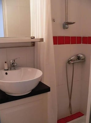 Bruser, miljøvenlige toiletartikler, hårtørrer, håndklæder