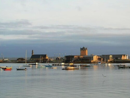 Artist's gîte 50 m from the sea and stores, quiet, flower-filled street