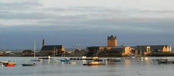 Artist's gîte 50 m from the sea and stores, quiet, flower-filled street