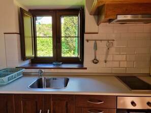 Jääkaappi, mikroaaltouuni, uuni, astianpesukone