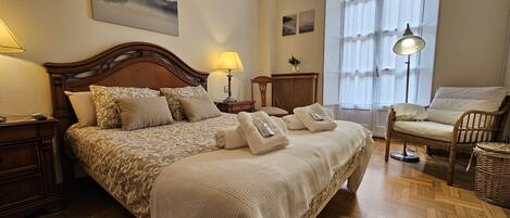 Safe på rommet, strykejern/-brett, wi-fi (inkludert) og sengetøy