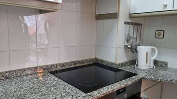 Frigorifero, microonde, forno, macchina per tè/caffè