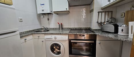 Kühlschrank, Mikrowelle, Ofen, Wasserkocher mit Kaffee-/Teezubehör
