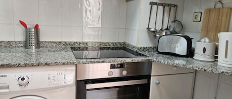 Réfrigérateur, micro-ondes, four, cafetière/bouilloire