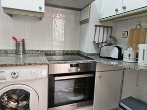 Fridge, microwave, oven, coffee/tea maker - 114A - Playa de San Lorenzo - Opc (Gijón)