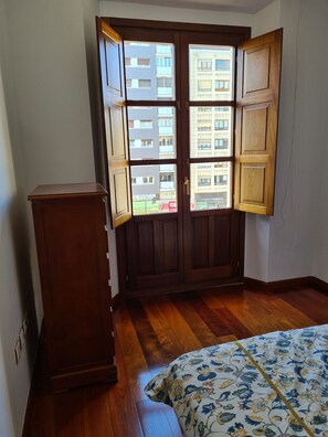 1 habitación, tabla de planchar con plancha, wifi gratis y ropa de cama 
