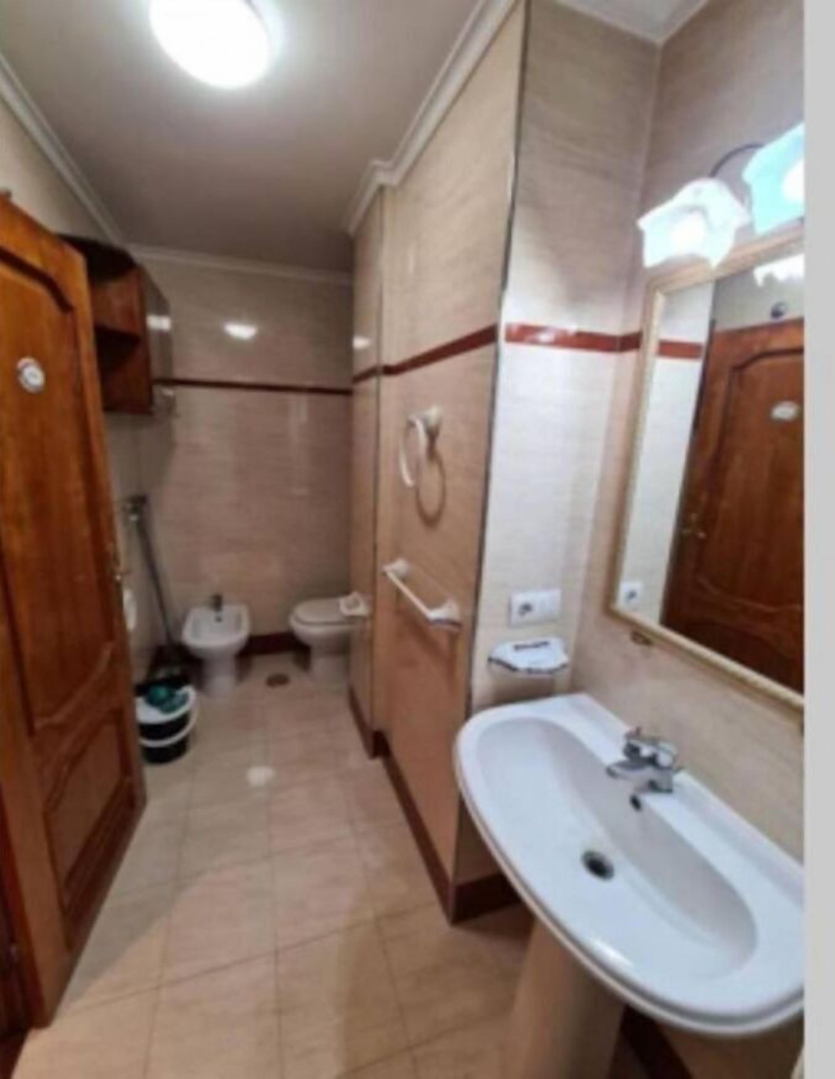 Baignoire, sèche-cheveux, serviettes fournies
