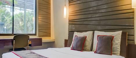 Quarto casal luxo | Escrivaninha, Wi-Fi de cortesia, roupa de cama