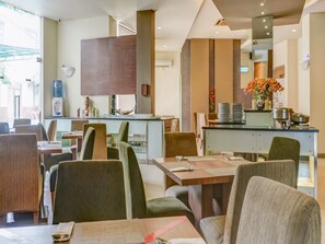 Restaurant - Townhouse OAK Hotel Grand Cikarang (Cikarang)