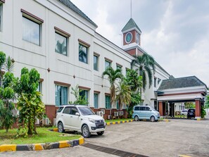 Exterior - Townhouse OAK Hotel Grand Cikarang (Cikarang)