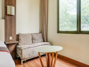 Standard Double Room | Meja, Wi-fi percuma, cadar katil 