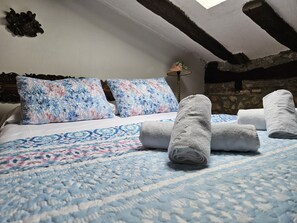 2 habitaciones, tabla de planchar con plancha y ropa de cama 