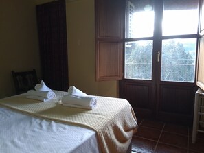 2 dormitoris, planxa i posts de planxar i roba de llit 