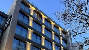 A modern hotel building with a sign reading "Turim Oporto Hotel". - TURIM Oporto Hotel (Porto)