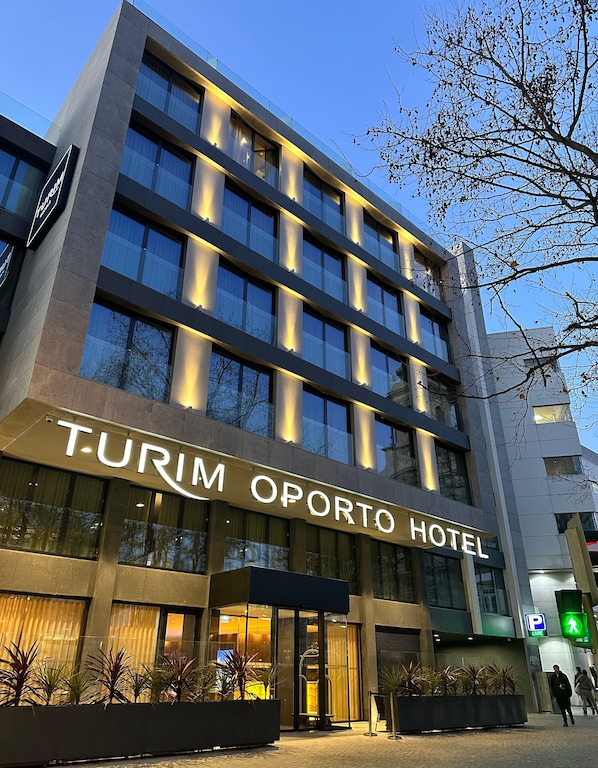 Ein modernes Hotelgebäude mit einem Schild, auf dem