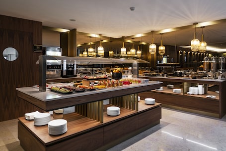 Desayuno continental diario (EUR 15 por persona)