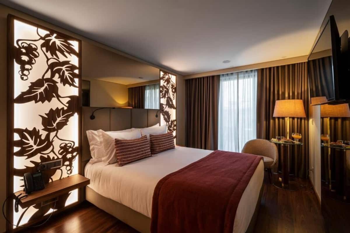 Ropa de cama hipoalergénica y caja de seguridad en la habitación