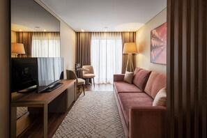 Suite | Peralatan tempat tidur hipoalergenik, peti besi dalam bilik, meja 