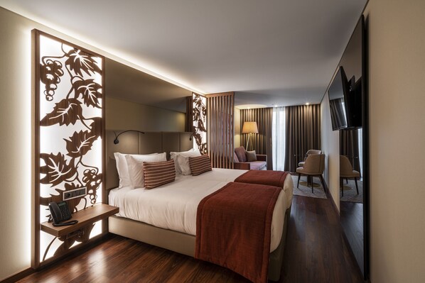 Junior Suite | Peralatan tempat tidur hipoalergenik, peti besi dalam bilik, meja 