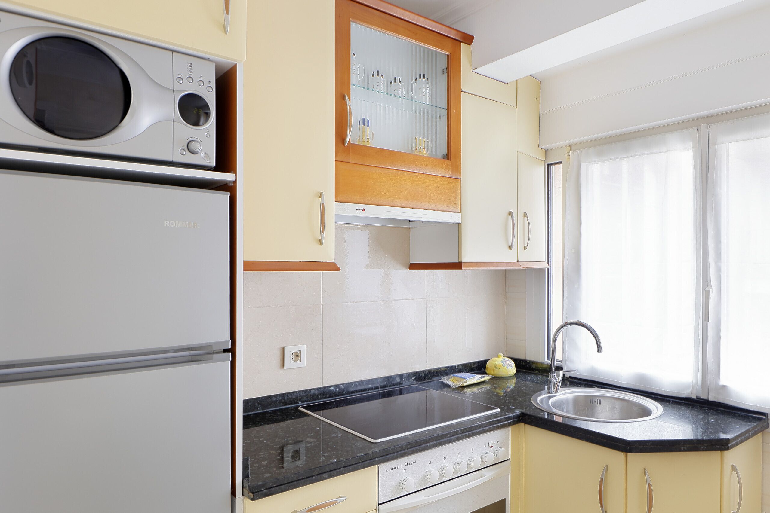 冷蔵庫、電子レンジ、オーブン、コーヒー / ティーメーカー