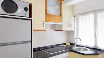 Fridge, microwave, oven, coffee/tea maker