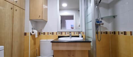 Dusj, hårføner og håndklær