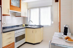 Coffee/tea maker, fridge, microwave, oven