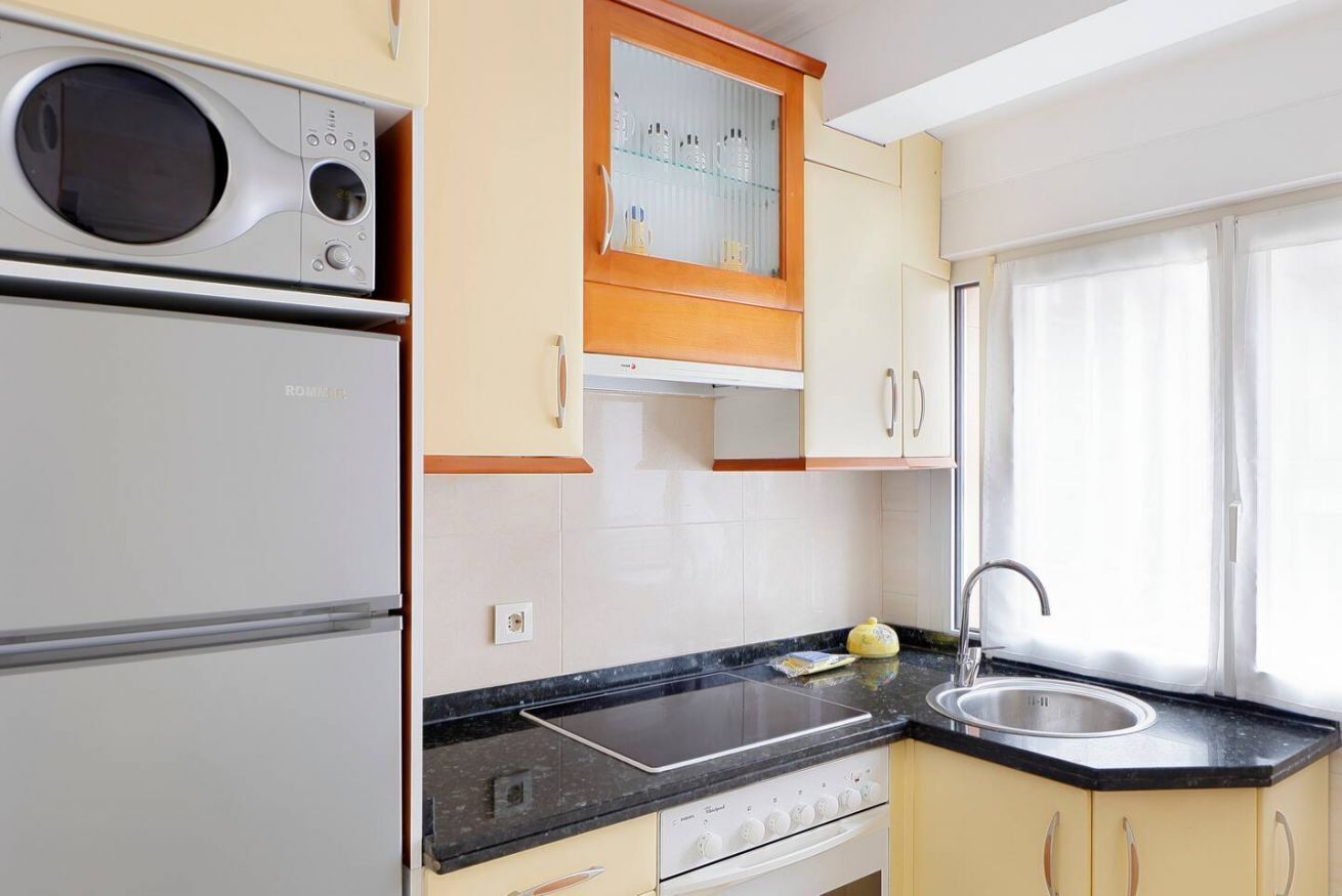 Wasserkocher mit Kaffee-/Teezubehör, Kühlschrank, Mikrowelle, Ofen