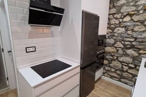 Wasserkocher mit Kaffee-/Teezubehör, Kühlschrank, Mikrowelle, Ofen