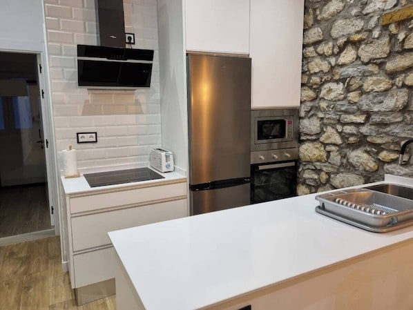 Refrigerador, microondas, horno, placa de cocina