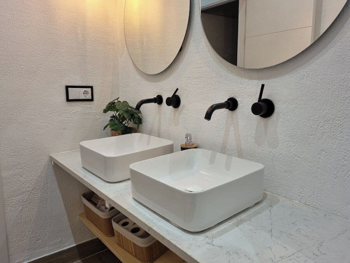 Een douche, een haardroger, handdoeken