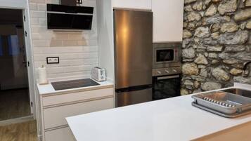 Coffee/tea maker, fridge, microwave, oven