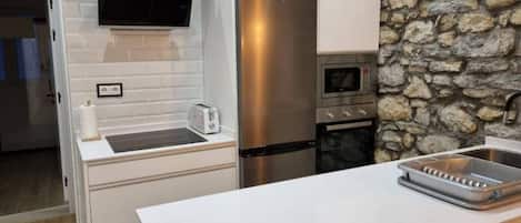 Cafetera y tetera, refrigerador, microondas y horno