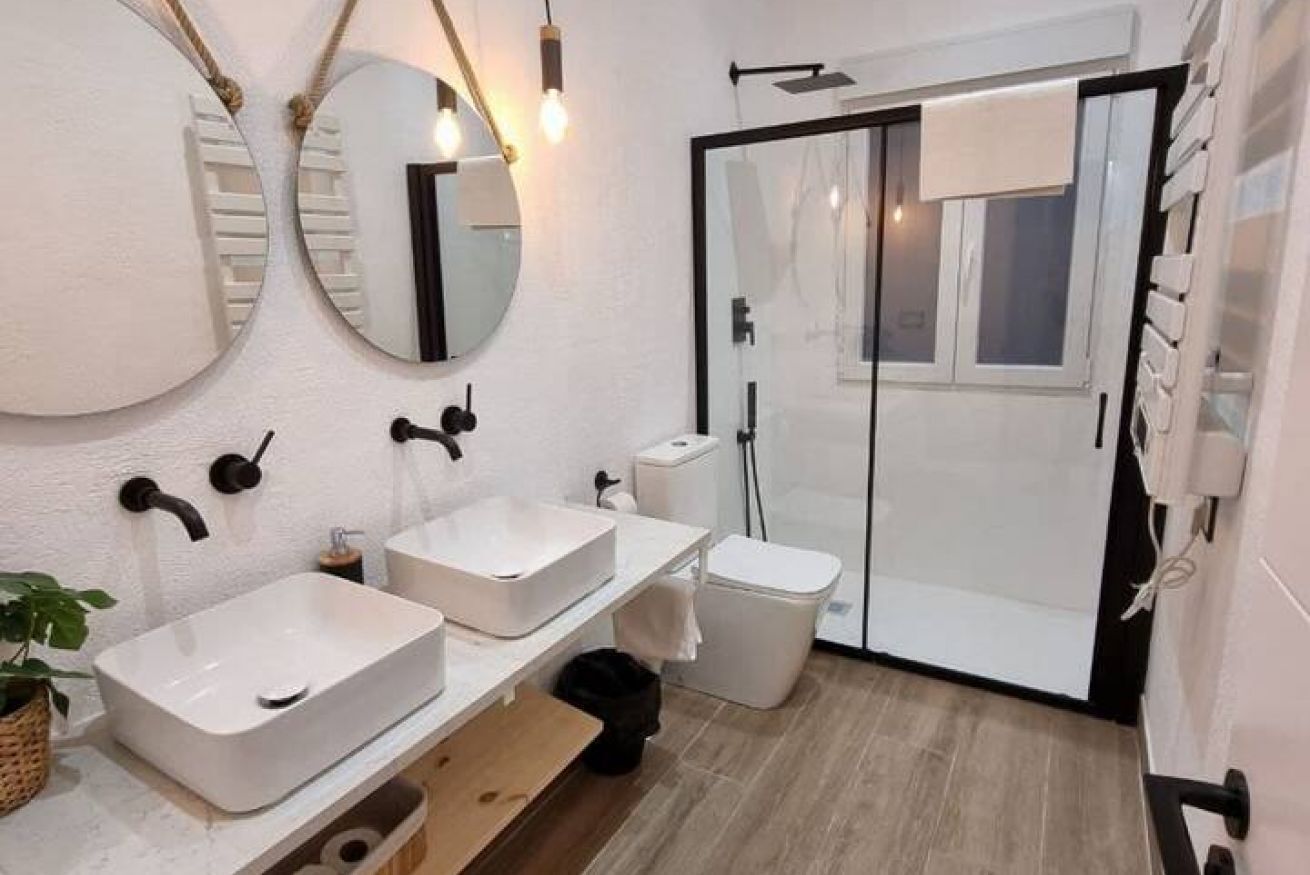 Een douche, een haardroger, handdoeken