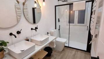 Een douche, een haardroger, handdoeken