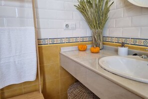 Bathtub, hair dryer, towels, shampoo