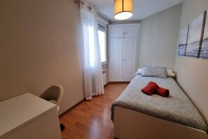 2 chambres, fer et planche à repasser, Wi-Fi gratuit, draps fournis