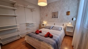 2 slaapkamers, een strijkplank/strijkijzer, gratis wifi, beddengoed