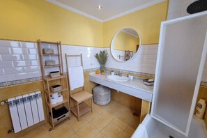 Baignoire, sèche-cheveux, serviettes fournies, shampoing