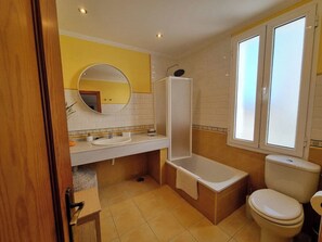 Bathtub, hair dryer, towels - 123A - A un paso de la playa, muy luminoso (Gijón)