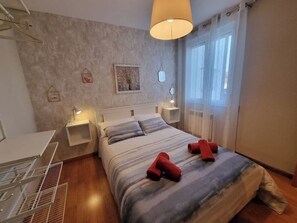 2 slaapkamers, een strijkplank/strijkijzer, gratis wifi, beddengoed