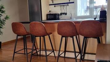 Wasserkocher mit Kaffee-/Teezubehör, Kühlschrank, Mikrowelle, Ofen