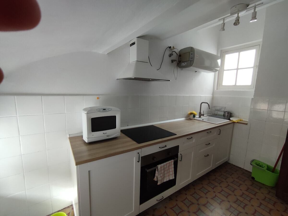 Refrigerador, microondas, horno, utensilios de cocina