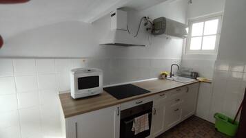 Refrigerador, microondas, horno, utensilios de cocina