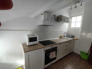 Refrigerador, microondas, horno y utensilios de cocina 