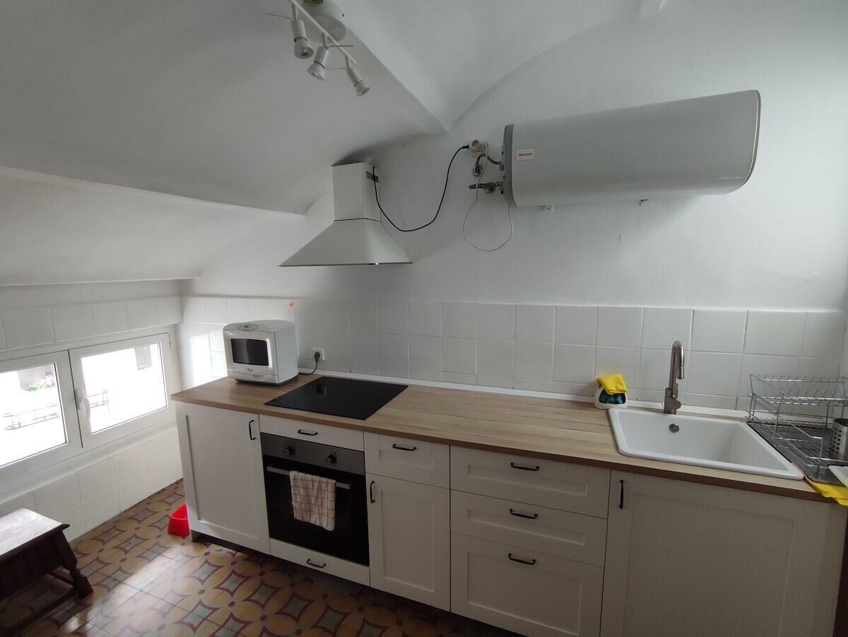 Refrigerador, microondas, horno, utensilios de cocina