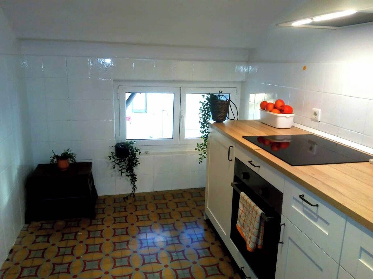 Een koelkast, een magnetron, een oven, kookgerei, borden en bestek