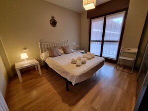 2 chambres, fer et planche à repasser, Wi-Fi gratuit, draps fournis