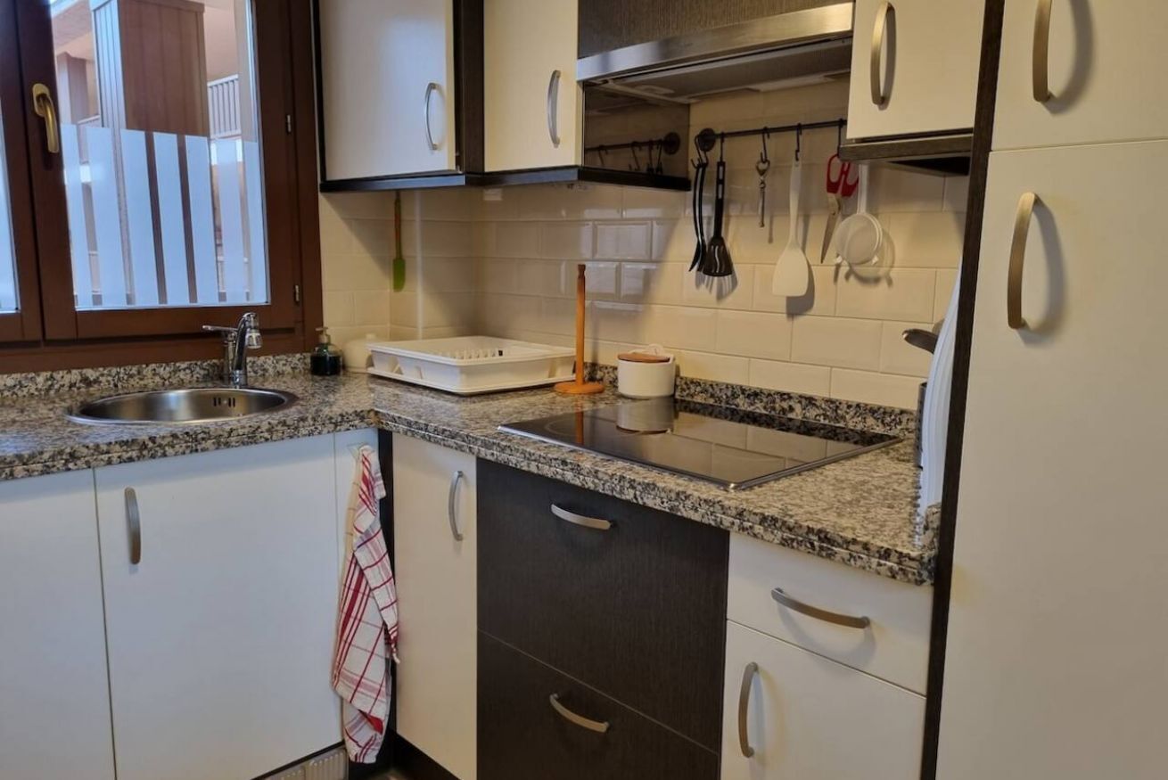 Cafetera y tetera, refrigerador, microondas y utensilios de cocina 