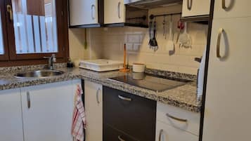 Cafetera y tetera, refrigerador, microondas y utensilios de cocina